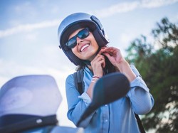 Pelanggan Ojol, Ini 3 Trik Supaya Rambut Nggak Berantakan karena Pakai Helm