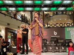 Pentingkan Kenyamanan, Ayu Azhari Selektif Pilih Sepatu