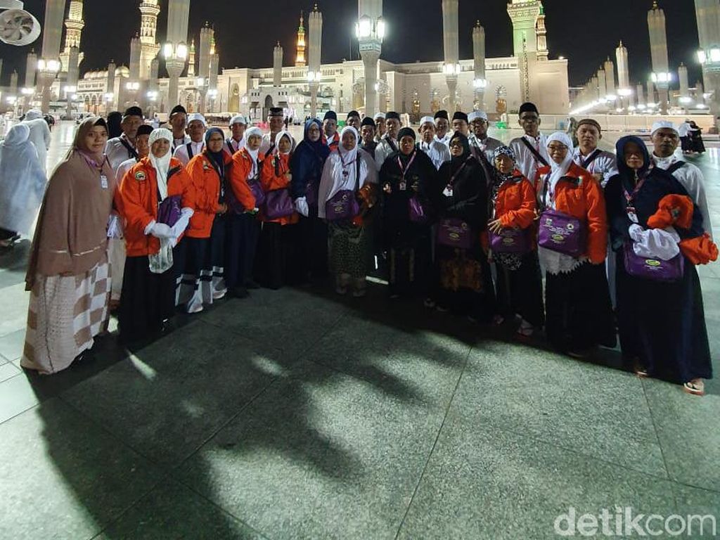 Air Mata Haru Majelis Taklim DKI Bisa Salat Subuh di Masjid Nabawi Air Mata Haru Majelis Taklim DKI Bisa Salat Subuh di Masjid Nabawi