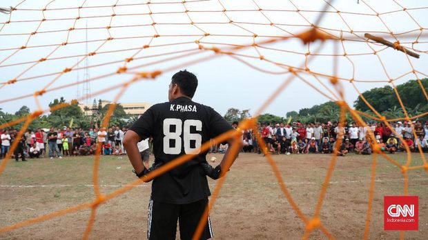 Dukun Tim Sebagai Pemain ke-13 Sepakbola Tarkam