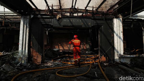 Penampakan Sisa-sisa Kebakaran di Gedung Hailai Ancol