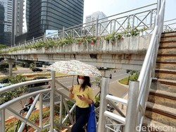 JPO di Sudirman Tak Beratap demi Pemandangan, Apa Kata Pejalan Kaki?