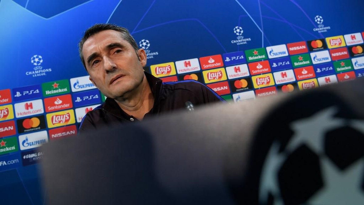 Ernesto Valverde berada di bawah tekanan setelah Barcelona kalah dari Levante (Foto: LLUIS GENE / AFP)