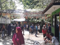 Tangis Histeris Keluarga Korban SDN Ambruk di RSUD R Soedarsono