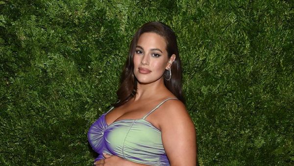 Hamil Besar, Ashley Graham Memukau Pakai Gaun Ketat di Karpet Merah