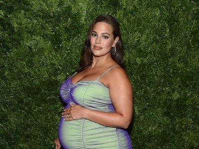 Hamil Besar, Ashley Graham Memukau Pakai Gaun Ketat di Karpet Merah