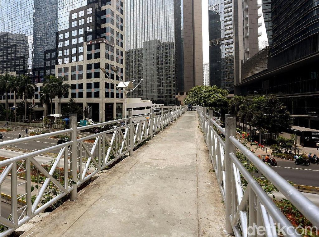 Memasuki Musim Hujan, JPO di Sudirman Justru Tanpa Atap Memasuki Musim Hujan, JPO di Sudirman Justru Tanpa Atap