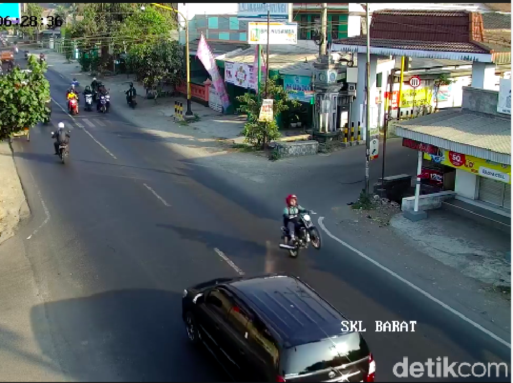 Bak Pebalap MotoGP, Pemotor Terobos Lampu Merah Sambil Wheelie Bak Pebalap MotoGP, Pemotor Terobos Lampu Merah Sambil Wheelie