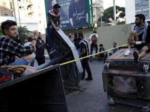 Demonstran Lebanon Blokir Jalanan Penting di Beirut Demonstran Lebanon Blokir Jalanan Penting di Beirut