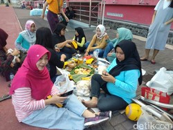 Kearifan Lokal: WAGs Persebaya Tonton Latihan Sambil Rujakan