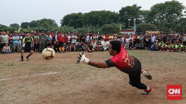 Auu penalti saat pertandingan Sparta VS Putra Betawi pada laga Porsegeb Cup IV di Stadion Mini Gebyuran, Joglo, Jakarta Barat, Jumat, 18 Oktober 2019. CNNIndonesia/Safir Makki