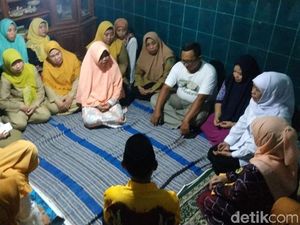 Berusaha Tegar, Keluarga Guru yang Jadi Korban SDN Gentong Ambruk Panjatkan Doa Berusaha Tegar, Keluarga Guru yang Jadi Korban SDN Gentong Ambruk Panjatkan Doa