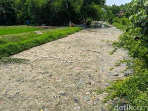 Polisi Selidiki Sungai Ledeng di Mojokerto yang Penuh Sampah dan Limbah