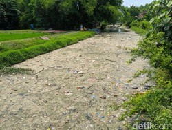 Polisi Selidiki Sungai Ledeng di Mojokerto yang Penuh Sampah dan Limbah