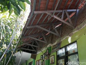 Simpang Siur Kebenaran Renovasi Atap SDN Gentong Pasuruan yang Ambruk Simpang Siur Kebenaran Renovasi Atap SDN Gentong Pasuruan yang Ambruk