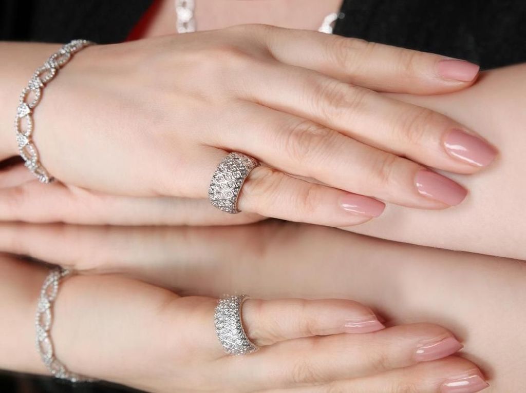 Wanita Pamer Cincin Tunangan Berlian 41 Karat, Diejek Mirip Lampu Gantung Wanita Pamer Cincin Tunangan Berlian 41 Karat, Diejek Mirip Lampu Gantung