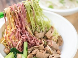 Cantik Warna-warni, Mie Ayam Ini Berwarna Merah hingga Ungu