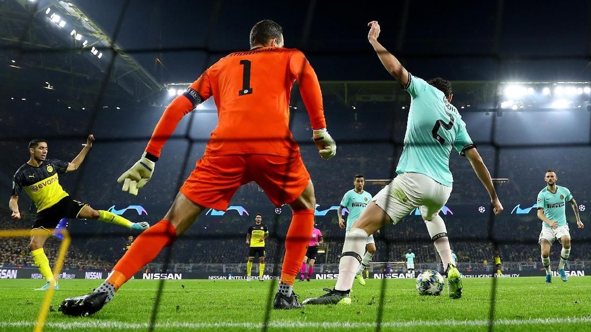 Kekalahan Inter Milan di markas Borussia Dortmund bikin Antonio Conte kecewa sekaligus marah. (Foto: Lars Baron / Getty Images)