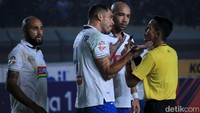 Para pemain PSIS melakukan protes kepada wasit.