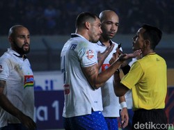 Para pemain PSIS melakukan protes kepada wasit.