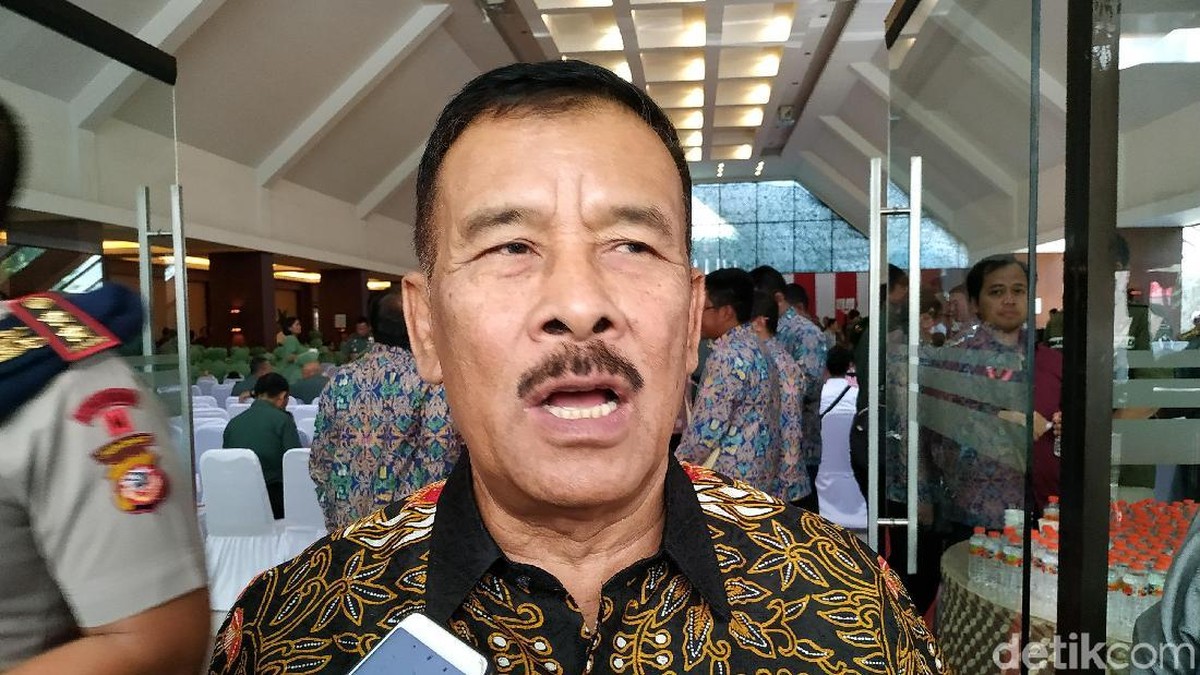 Umuh Muchtar meminta Persib Bandung menjaga protokol kesehatan selama jeda kompetisi. (Foto: Dony Indra Ramadhan/detikSport)