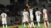 Nelson Pinto langsung dikartu merah.