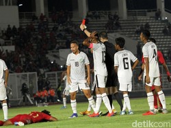 Nelson Pinto langsung dikartu merah.