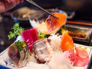 Tren Diet Makan Sushi Tanpa Nasi Bikin Netizen Geram