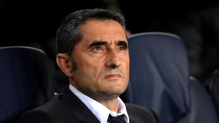 BARCELONA, SPAIN - NOVEMBER 05: Ernesto Valverde manager of Barcelona looks on prior to the UEFA Champions League group F match between FC Barcelona and Slavia Praha at Camp Nou on November 05, 2019 in Barcelona, Spain. (Photo by Alex Caparros/Getty Images)