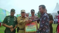 Heboh Foto Bupati Rohul Riau Bawa Pistol di Pinggang Saat Upacara