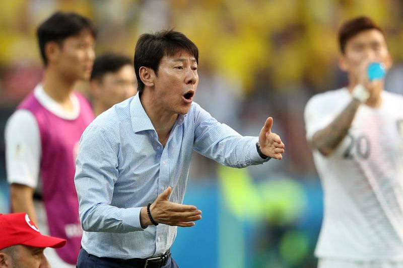   Shin Tae-Yong, Manager of Korea Republic gives his team instructions during the 2018 FIFA World Cup Russia group F match between Sweden and Korea Republic at Nizhniy Novgorod Stadium on June 18, 2018 in Nizhniy Novgorod, Russia.  (Photo by Clive Mason/Getty Images)