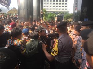 Ricuh, Massa Demo Depan KPK Bakar Traffic Cone-Dorong Polisi