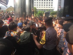 Ricuh, Massa Demo Depan KPK Bakar Traffic Cone-Dorong Polisi