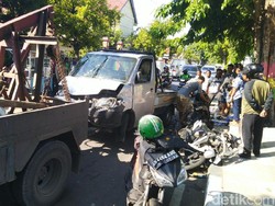 Pikap Tabrak Gerobak, 3 Mobil dan 5 Motor di Semarang