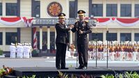 Tito Karnavian Serahkan Panji Tribrata Polri ke Idham Azis