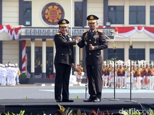 Tito Karnavian Serahkan Panji Tribrata Polri ke Idham Azis