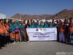 Usai dari Masjid Quba, Marbut-Majelis DKI Wisata Sejarah ke Gunung Uhud Usai dari Masjid Quba, Marbut-Majelis DKI Wisata Sejarah ke Gunung Uhud