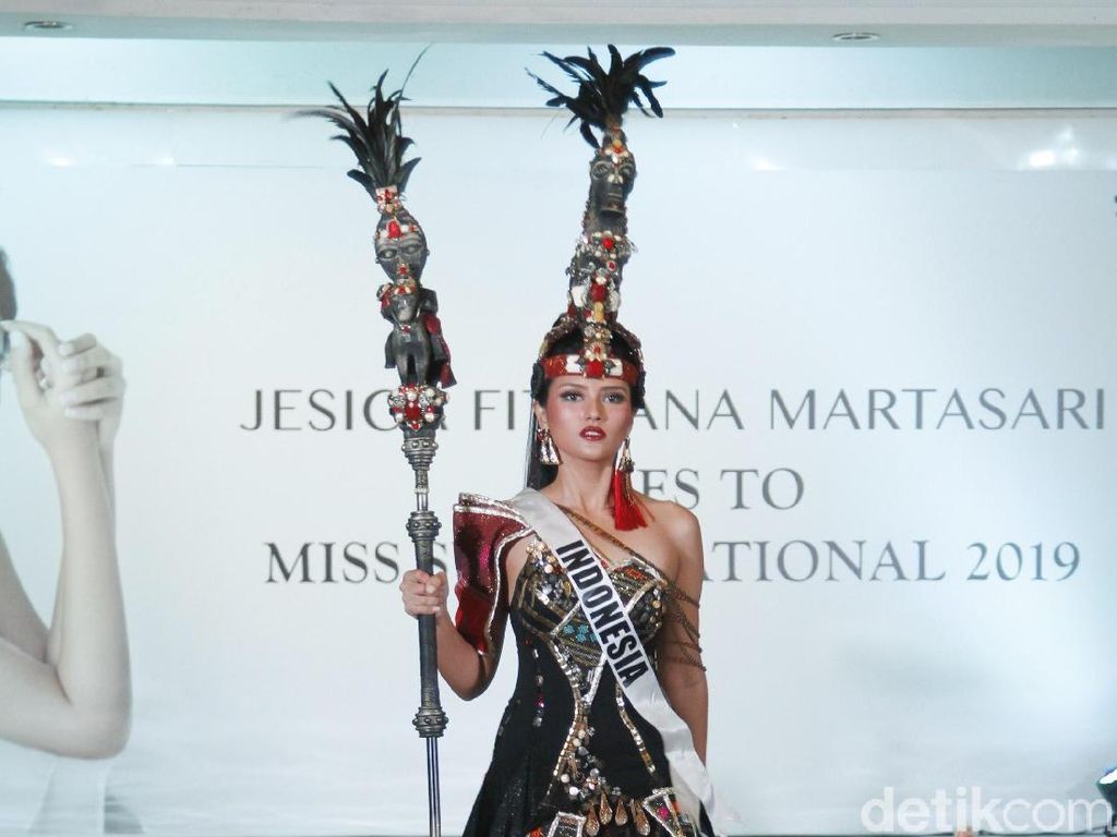 Jessica Fitriana Juara 3 Kostum Nasional di Miss Supranational 2019