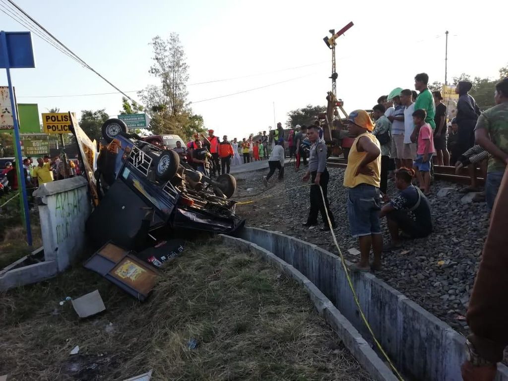 Pikap Tersambar KA Joglosemarkerto di Sragen, Satu Tewas Pikap Tersambar KA Joglosemarkerto di Sragen, Satu Tewas