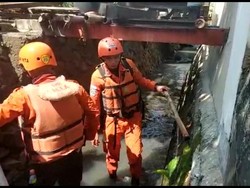 Tim SAR Masih Cari Bocah yang Hanyut di Kali Cipinang