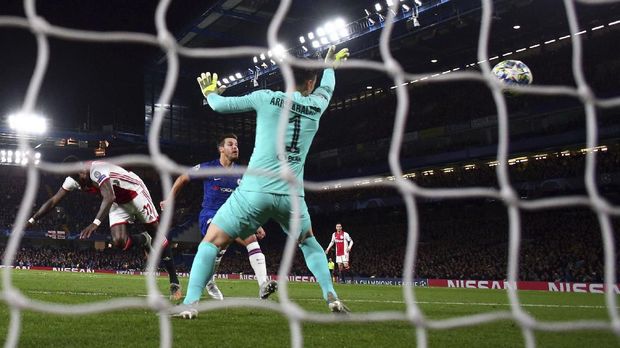 Kepa Arrizabalaga kebobolan empat gol pada laga Chelsea vs Ajax. (