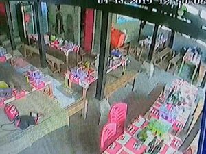 Lagi Enak Makan Bakso, Warga Parepare Diseruduk Celeng Lagi Enak Makan Bakso, Warga Parepare Diseruduk Celeng