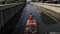 Semangat Petugas UPK Bersihkan Kali Item dari Sampah