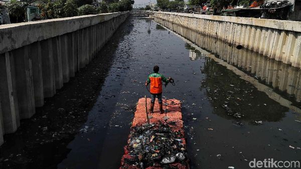 Semangat Petugas UPK Bersihkan Kali Item dari Sampah