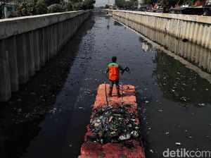Semangat Petugas UPK Bersihkan Kali Item dari Sampah