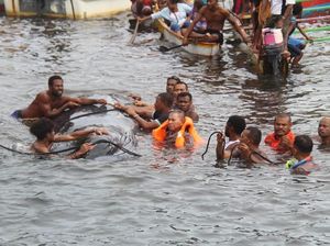 Warga Kepulauan Ambai Selamatkan Paus 12 M yang Terdampar Penuh Luka