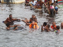 Warga Kepulauan Ambai Selamatkan Paus 12 M yang Terdampar Penuh Luka