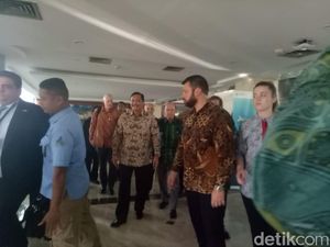 Luhut Terima Mendag AS, Bicara Pabrik Baterai Mobil Listrik di RI