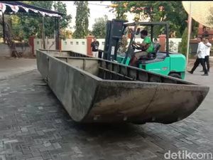 Perahu Baja di Bengawan Solo Diduga Angkut Serdadu Zaman PD I Perahu Baja di Bengawan Solo Diduga Angkut Serdadu Zaman PD I