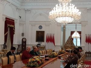 Berbatik Hijau, Mendag AS Temui Jokowi di Istana